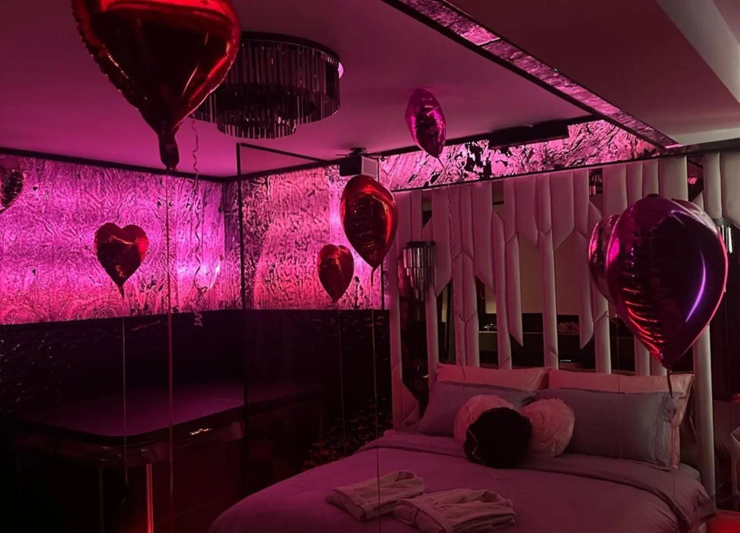 Love Room Secret-Private Jacuzzi Spa & Cinema Bucuresti Voluntari