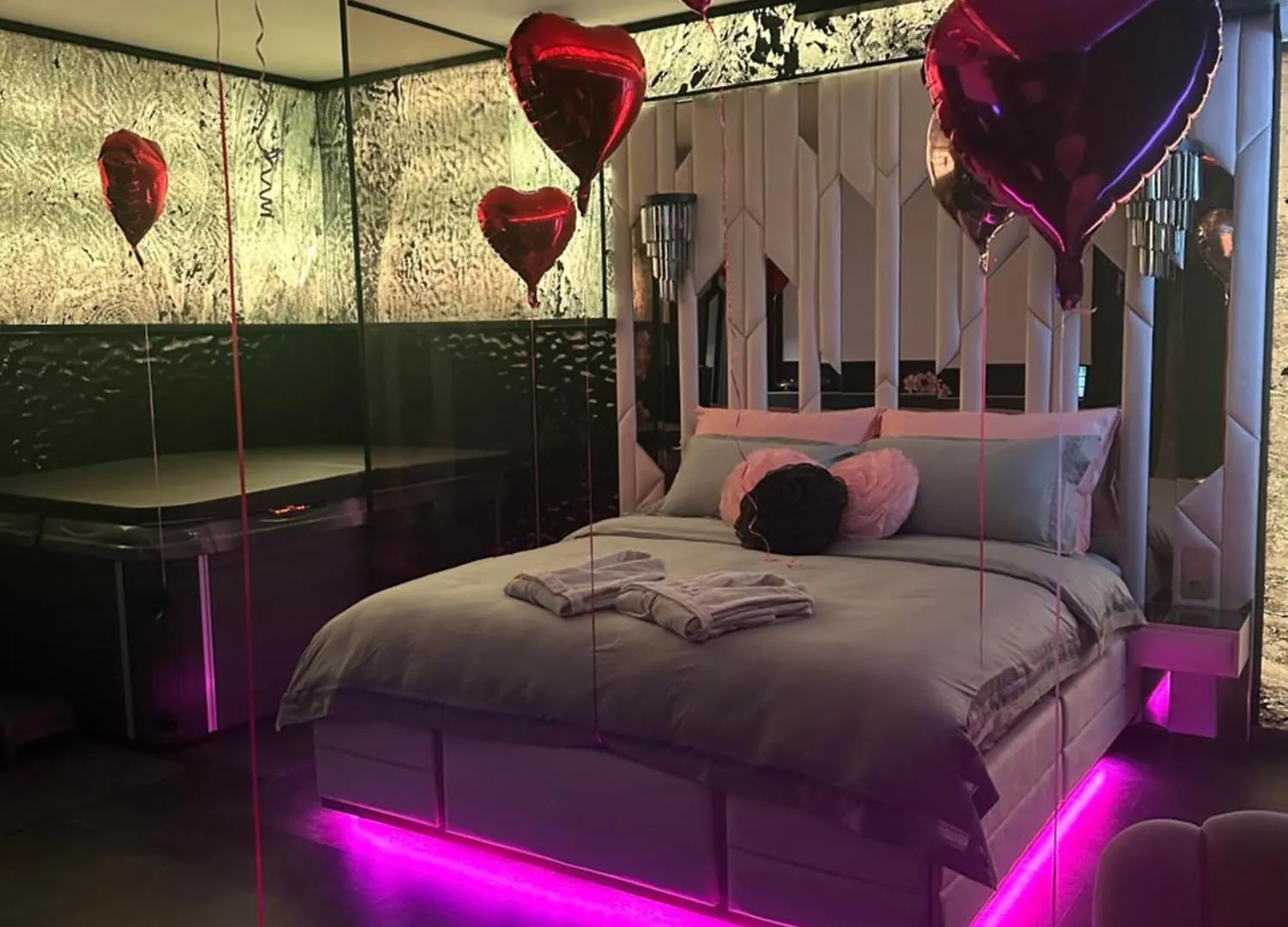 Love Room Secret-Private Jacuzzi Spa & Cinema Bucuresti Voluntari Apartment